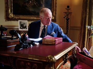 Publican foto del rey Carlos III realizando sus deberes oficiales por primera vez