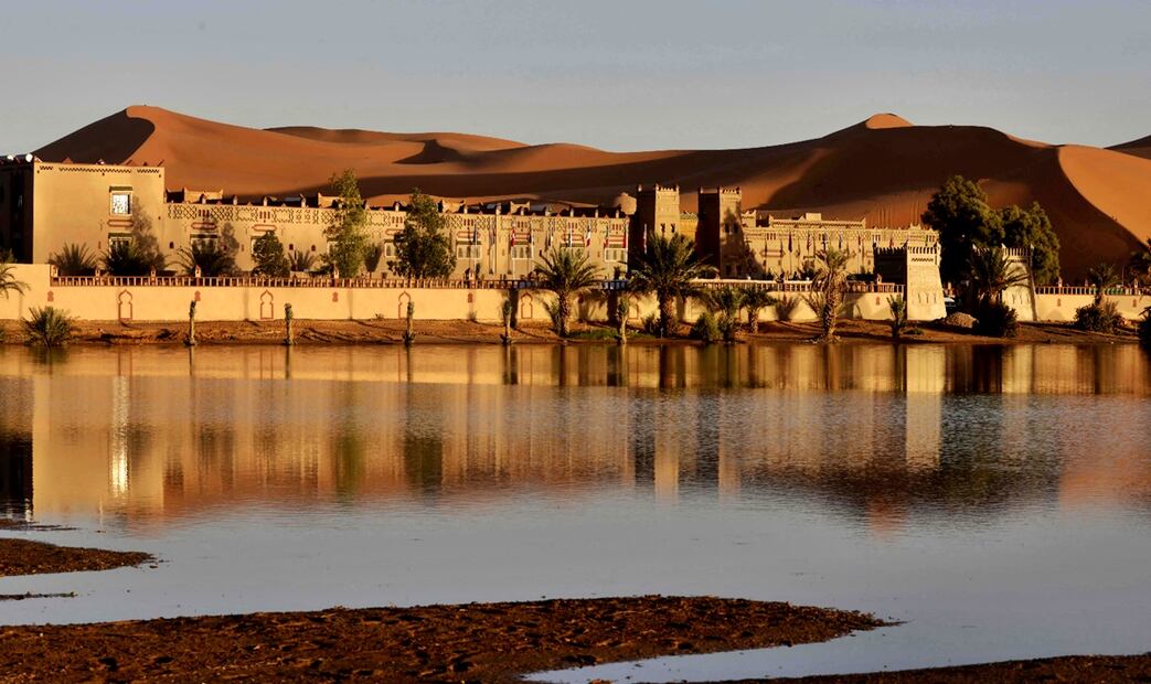 Las tormentas provocaron las precipitaciones más fuertes en varias décadas y dejaron imágenes espectaculares de agua abundante fluyendo entre las arenas del Sahara, entre castillos y vegetación de desierto. Foto: AFP