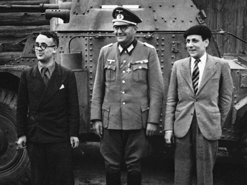 El escritor francés Robert Brasillach (izq.), junto a Jacques Doriot, fundador del  colaboracionista Partido Popular Francés, y el periodista francés Claude Jeantet, alrededor de 1943. Foto: Wikimedia