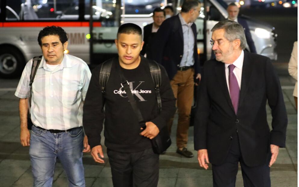 Los mexicanos Marcos Gómez Jerez y Arturo Alberto Zacarías Meza llegaron la noche de este jueves 23 de enero de 2025 a nuestro país, tras haber sido secuestrados por hutíes de Yemen. Foto: SRE