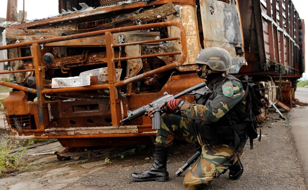 A Cameroonian elite Rapid Intervention Battalion (BIR) member patrols the abandoned village of Elona near Buea in the anglophone southwest region, Cameroon - Photo: Zohra Bensemra/REUTERS
