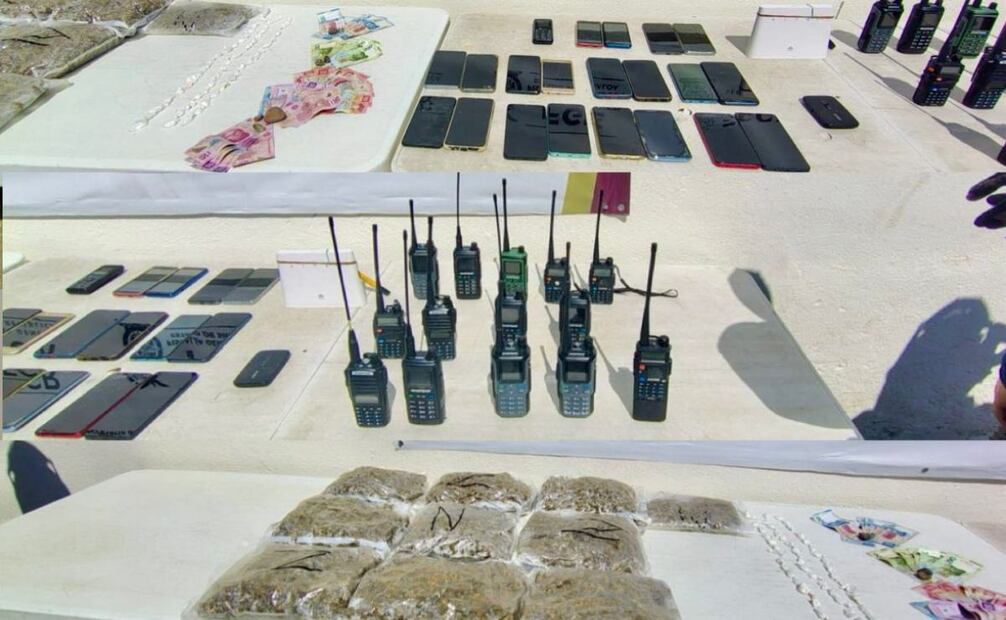 Con la ampliación de la inspección se localizaron dos armas automáticas, ocho pistolas, de diversos calibres, ocho cargadores abastecidos para las armas encontradas, cien dosis mariguana, 305 dosis de cocaína.
Foto: Especial.