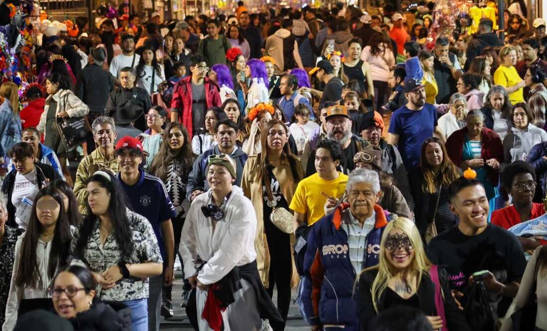 Esta noche muchos planean recorrer toda la calle Madero hasta el Zócalo.
Foto: Luis Camacho (31/10/25)