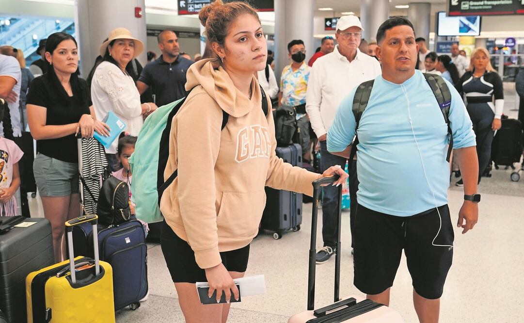 Mercedes y Jorge Herrera de Tampa esperan para facturar su equipaje en el Aeropuerto Internacional de Miami.