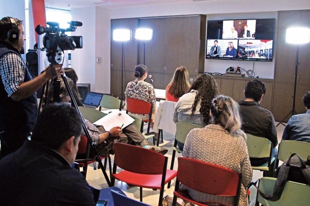 A través de una videoconferencia desde Argentina, Sacheri habló de sus historias y personajes (ARIEL OJEDA. EL UNIVERSAL)