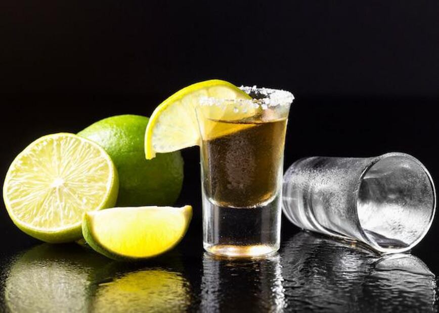 El tequila es una de las bebidas más emblemáticas de México. Fuente: Freepik.