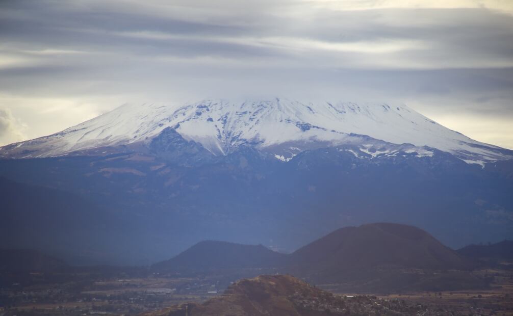 Así lucen los volcanes Iztaccíhuatl y Popocatépetl desde el oriente del Estado de México. Foto: Luis Camacho |EL UNIVERSAL