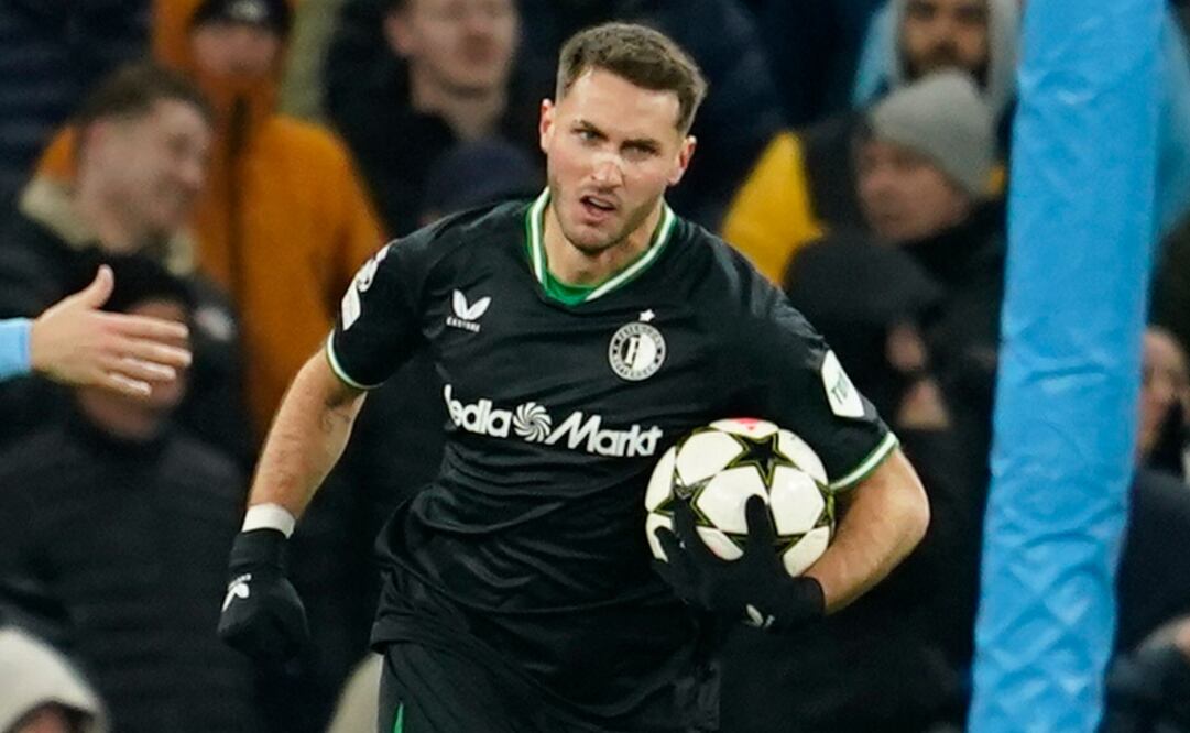 Santiago Giménez fue nominado para el mejor gol del Feyenoord en diciembre - Foto: AP