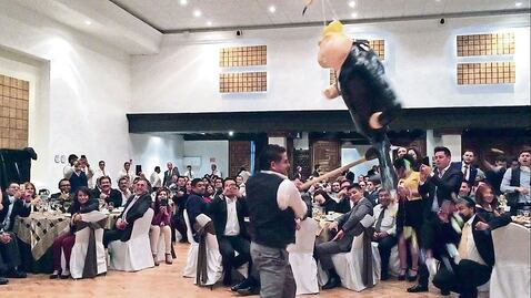 Rompen senadores piñata de Trump en cena de fin de año