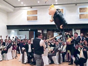 Rompen senadores piñata de Trump en cena de fin de año