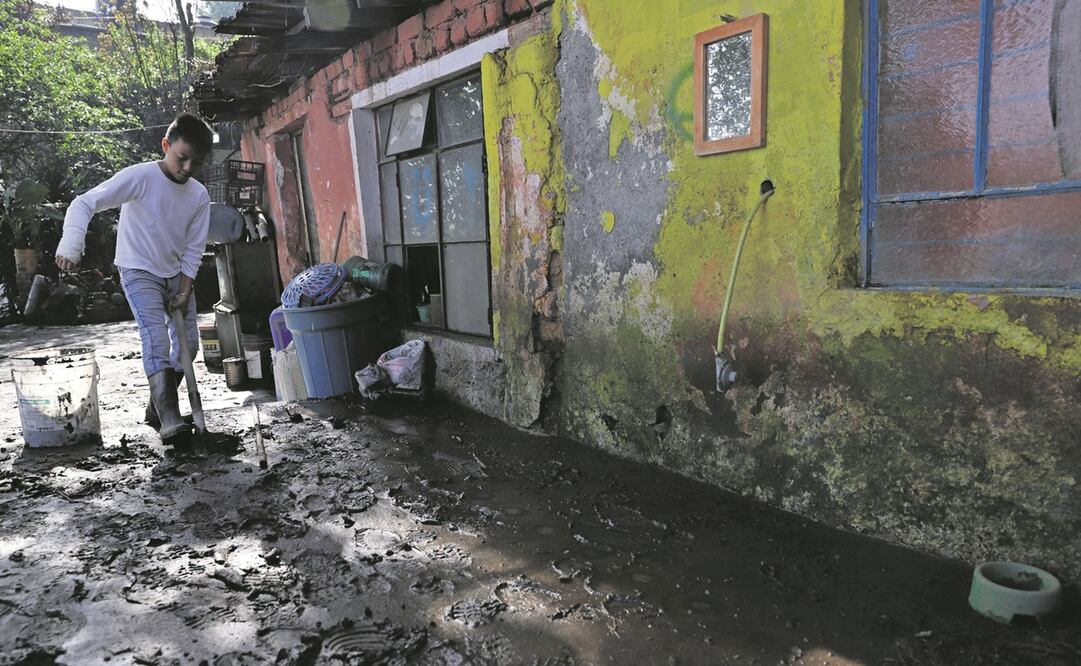 Son 117 familias las afectadas en Topilejo por las lluvias y el desbor- damiento del Río Santiago; ayer iniciaron con obras de reparación.
