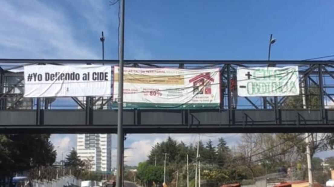 Al grito de “autonomía universitaria”, estudiantes del CIDE cierran la carretera México-Toluca