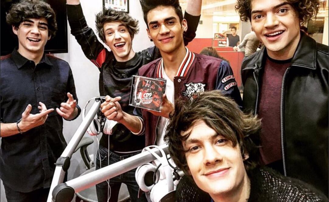 FOTO: Twitter @somosCD9 CD9 invita a sus fans a una convivencia, para lo cual tienen que enviar una foto con su disco “The last party video” y el hashtag “Abre tu corazón” y podrán participar en una de las diez cenas programadas.