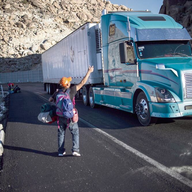 Piden aventón. Cientos de centroamericanos lograron trasladarse ayer de Mexicali a Tijuana, BC, con el apoyo de traileros.