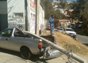 Camión provoca caída de poste y cables en Naucalpan