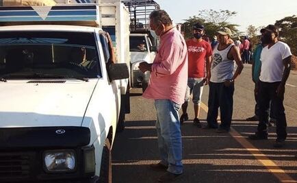 Pobladores obligan a funcionario a pedir cooperación a automovilistas en bloqueo de Oaxaca