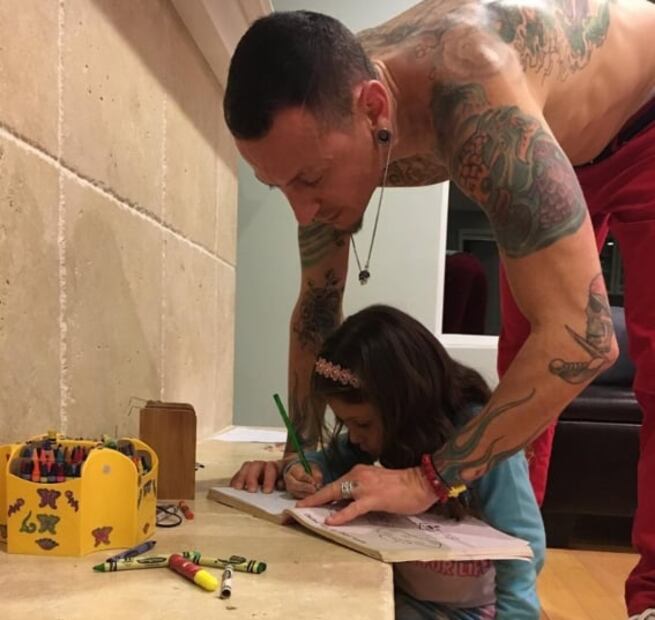 El último beso de Chester Bennington y su viuda: Talinda comparte la historia en video