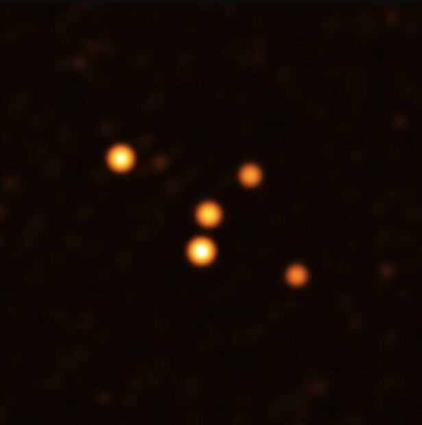 Astrónomos se sorprenden al descubrir que agujero negro supermasivo está rodeado de estrellas