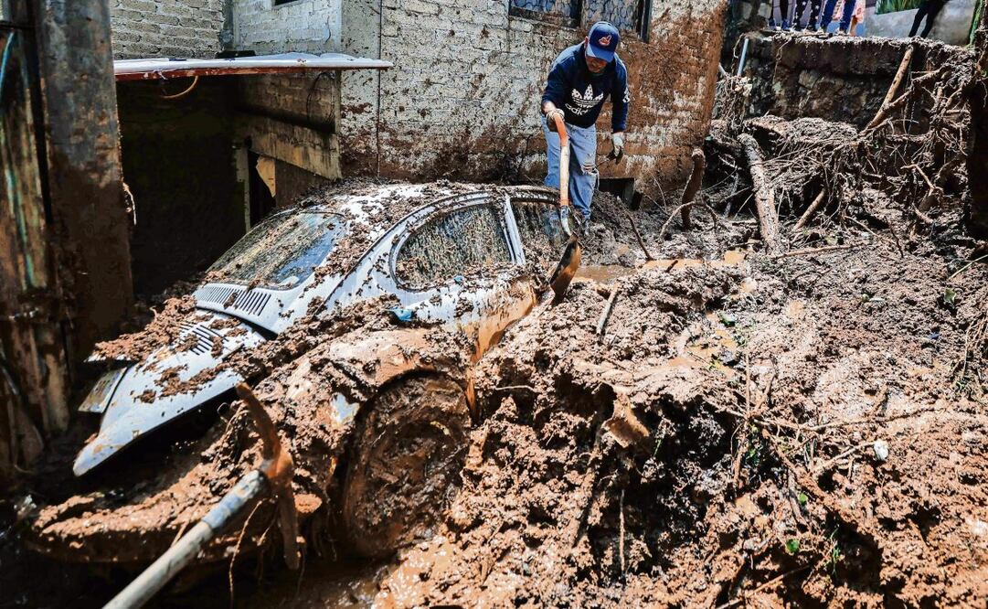 Miguel contó que como a las 18:00 horas del sábado su vocho, con el que se transportaba al trabajo, quedó cubierto por lodo, ramas y piedras. Foto: Diego Simón / EL UNIVERSAL