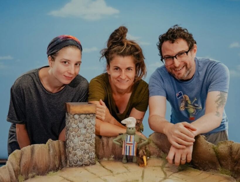 Ozlem Akturk, Rachel Larsen and Adam Reid, creadores de la serie en 2018. Fuente: X
