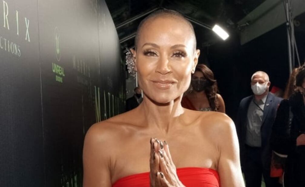 Jada Pinkett Smith enfrenta su alopecia con humor