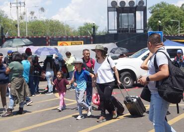 Suman 10 vuelos cancelados y casi mil viajeros varados por bloqueo de maestros en aeropuerto de Oaxaca