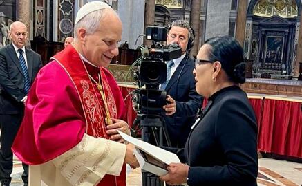 Rosa Icela entrega al papa León XIV carta de invitación al país; pontífice envía saludos a Sheinbaum y al pueblo de México