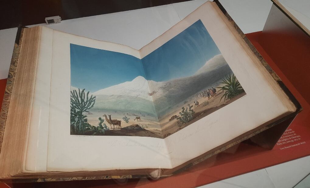 La “Segunda carta de relación”, de Hernán Cortés, que data de 1524. El libro se muestra abierto en la página donde se ve un mapa de Tenochtitla. Fotos: Frida Juárez Bautista/EL UNIVERSAL.