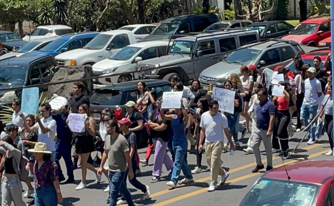 Compañeros de Aylin Rodríguez y alumnos de la Facultad de Psicología en Morelos, realizan marcha silenciosa por su feminicidio (04/04/2025). Foto: Especial
