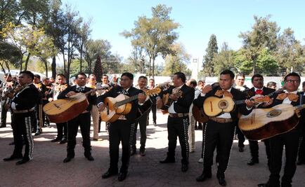 Mariachis llevan serenata a migrantes en albergue de la CDMX