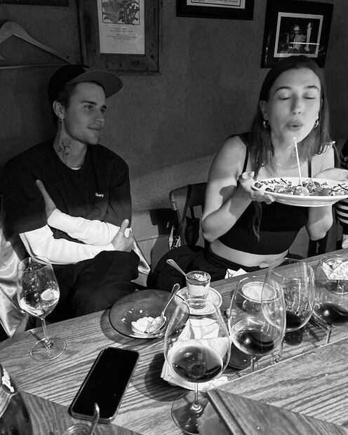 Hailey Bieber celebra su cumpleaños con sexy top de lentejuelas