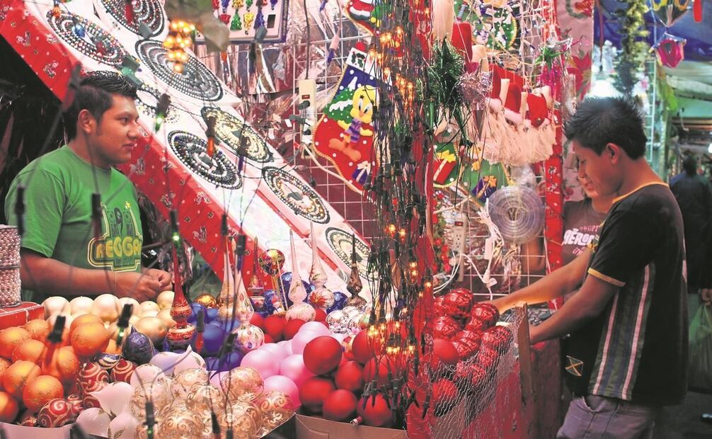 La venta de series navideñas —tanto las que cuentan con la NOM, como piratas— verá un incremento de 10% este año, de acuerdo con empresarios del ramo. Foto: Archivo. El Universal