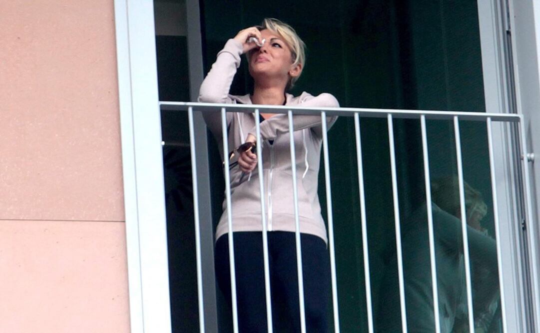 La prometida del ex primer ministro italiano Silvio Berlusconi, Francesca Pascale, se asoma a una ventana del hospital de San Raffaele en Milán (Foto: EFE) 