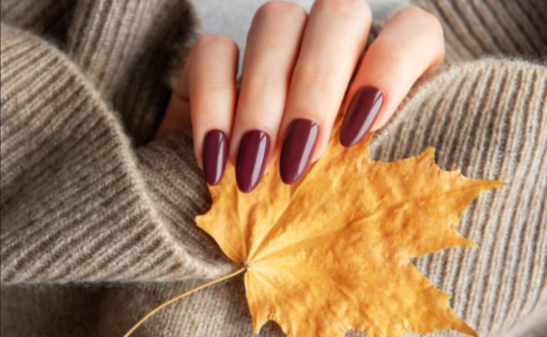 Este otoño se reinventa con texturas y colores que le dan un toque inesperado a tu manicura. Foto: Freepik