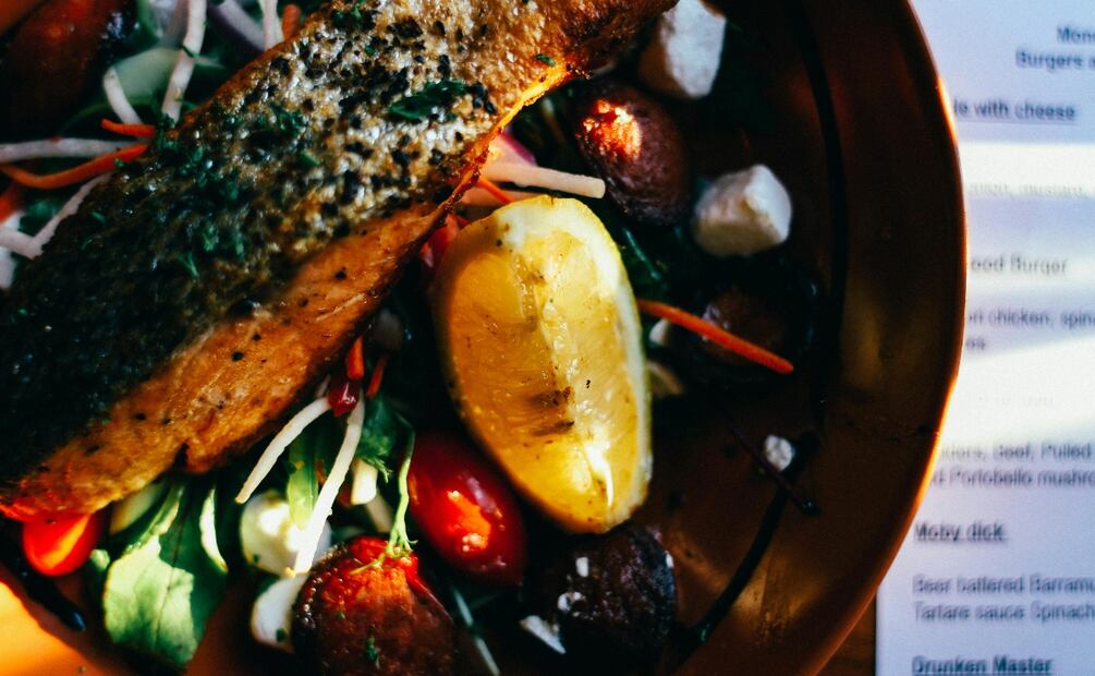 Receta de pescado con puré de camote y hongos. Foto de referencia: iStock