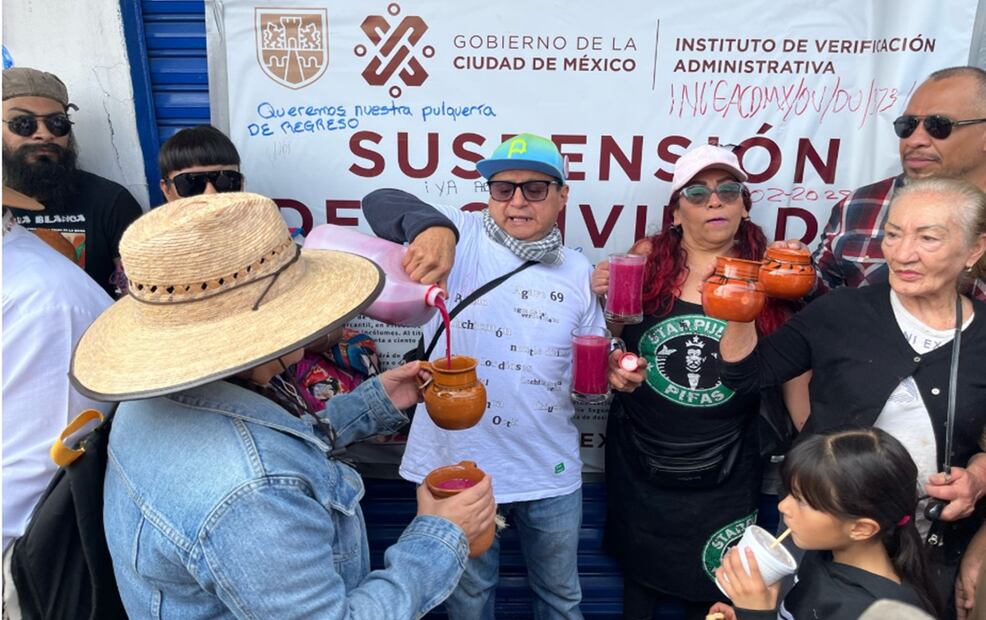 Pulqueros y productores protestan contra el cierre de pulquerías en la Ciudad de México entre Eje Central y Avenida Popocatépetl, alcaldía Benito Juárez, el 25 de marzo de 2025. Foto: Rafael García/EL UNIVERSAL