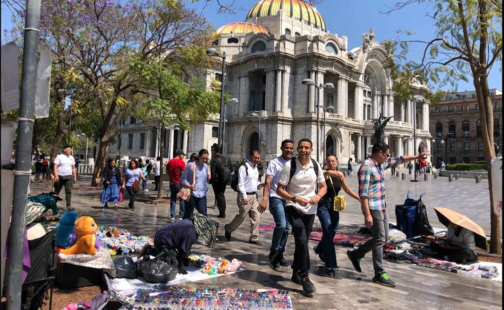 Ambulantes regresan a la Alameda Central tras altercado entre una mujer trans y funcionarios locales. Foto: Diego Simón Sánchez/EL UNIVERSAL