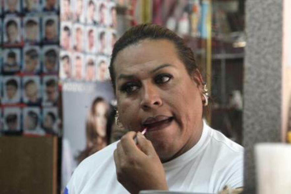 Mujeres que hacen bailar la calle