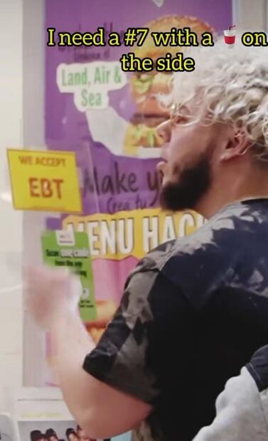 Hombre pide orden en McDonald’s con “serenata”, se vuelve viral