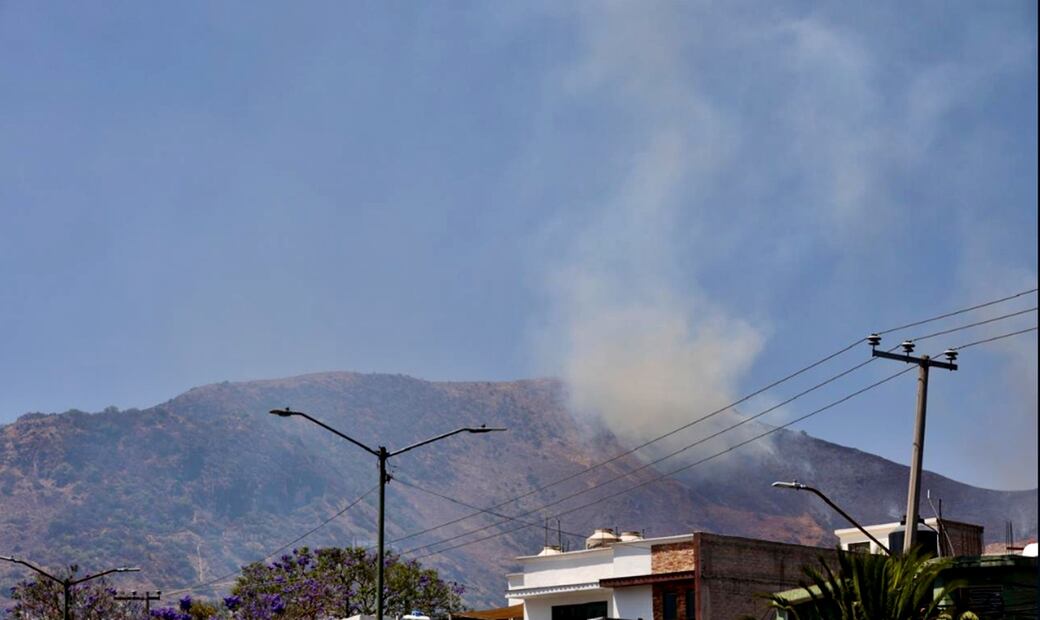 Incendio arrasa pastizales cerca del parque Lago de Texcoco afectando la autopista Peñón-Texcoco impidiendo la visibilidad de los automovilistas, el lunes 14 de abril de 2025. Foto: Valente Rosas/EL UNIVERSAL