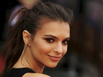 Emily Ratajkowski comparte foto al desnudo
