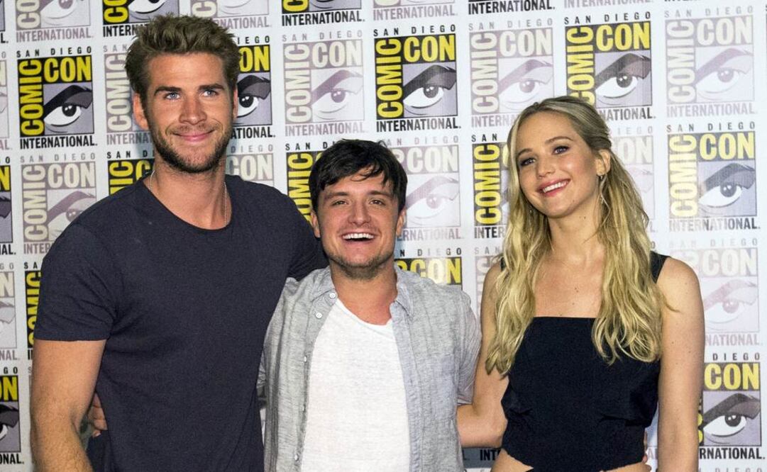 Jennifer Lawrence, Josh Hutcherson (c) y Liam Hemsworth posaron a su llegada Foto:Reuters