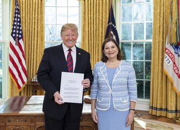Martha Bárcena comparte foto con el presidente Donald Trump
