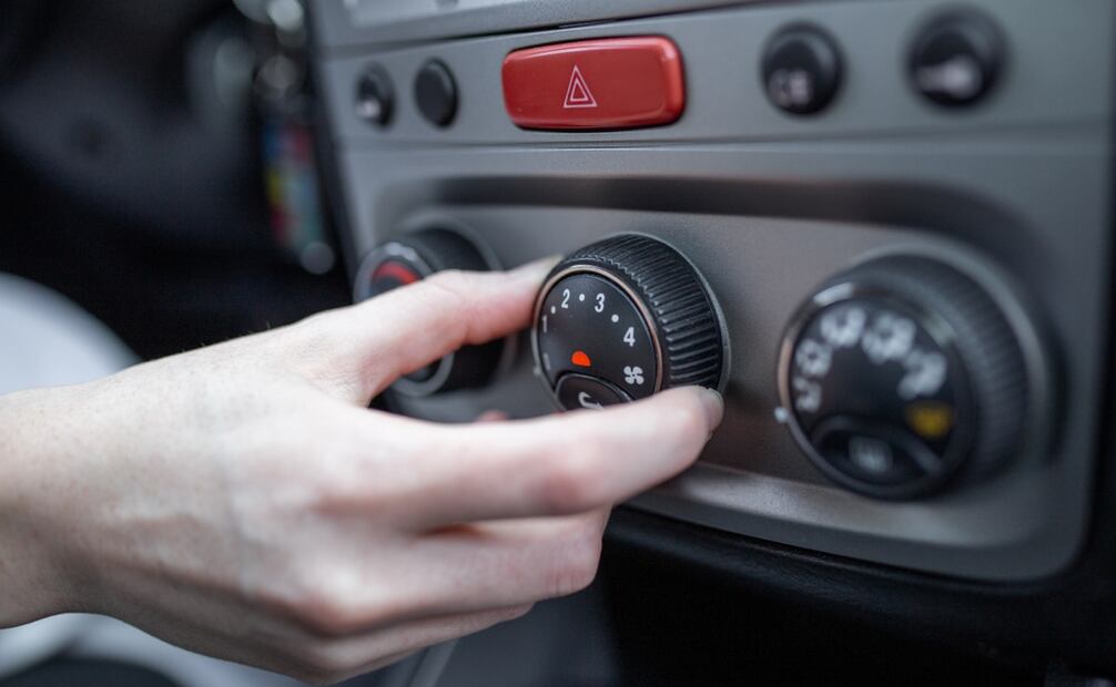 Descubre cómo no gastar tanta gasolina con el aire acondicionado. Imagen: Freepik