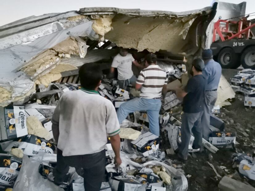 Vuelca tráiler con 30 toneladas de cerveza; pobladores resguardan la carga