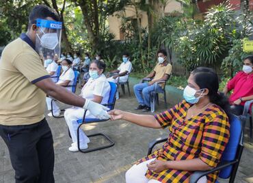 Da positivo a Covid-19 ministra de Salud de Sri Lanka que promovía poción de un brujo