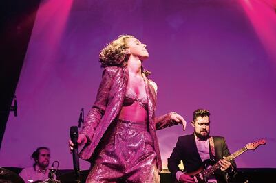 Tessa Ía crea "Correspondencia" con sus fans y estrena canciones