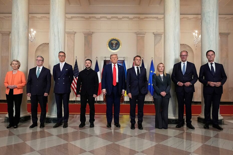 De izquierda a derecha: La presidenta de la Comisión Europea, Ursula von der Leyen; el primer ministro británico, Keir Starmer; los presidentes de Finlandia, Alexander Stubb; de Ucrania, Volodimir Zelensky; de Estados Unidos, Donald Trump; de Francia, Emmanuel Macron; la primera ministra de Italia, Giorgia Meloni; el canciller alemán, Friedrich Merz, y el secretario General de la OTAN, Mark Rutte, posan para la foto de grupo en la Casa Blanca. FOTO: ALEX BRANDON. AP