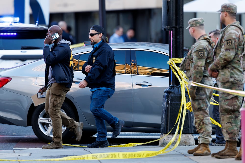 Agentes de las fuerzas del orden se encuentran cerca del lugar donde dos miembros de la Guardia Nacional de Virginia Occidental fueron tiroteados en Washington D. C., Estados Unidos, el 26 de noviembre de 2025. Foto: EFE