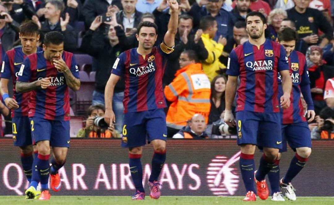 Xavi Hernández celebra una victoria con sus compañeros